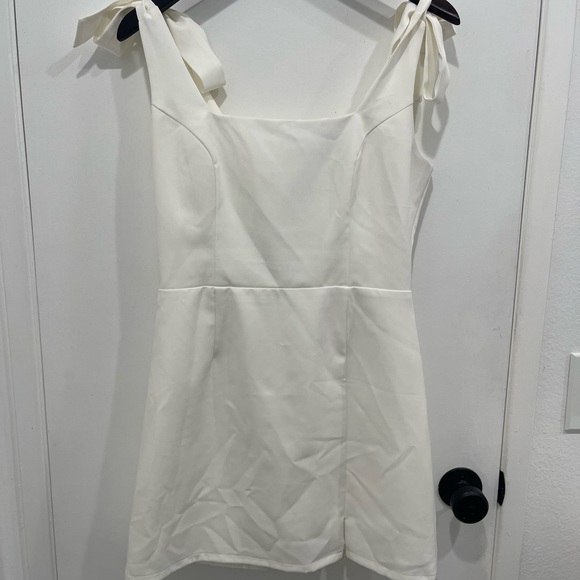 White dress with shoulder ties - Picture 2 of 8